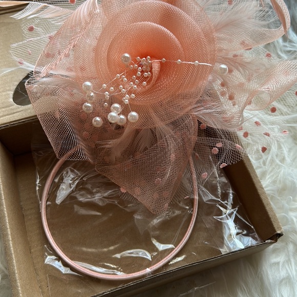 Women’s Fascinator peach color - Picture 6 of 6